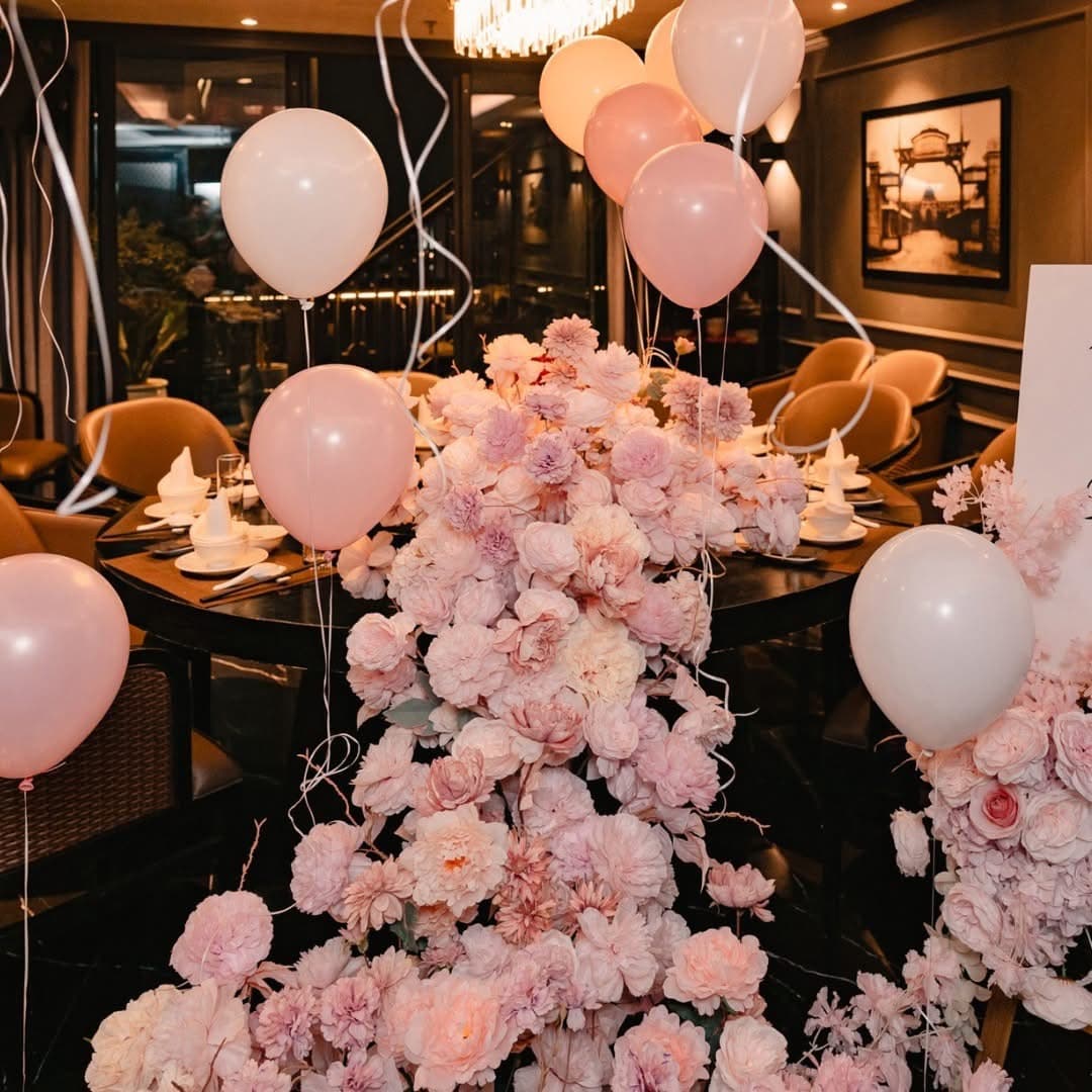Romantic Pink Floral Table